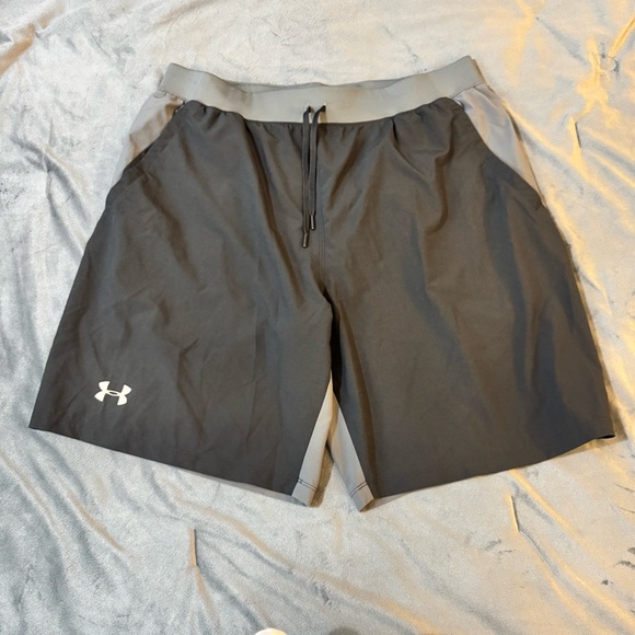 Under Armour Black and Gray Athletic Shorts Lightweight Comfort

#1056 - Picture 1 of 10